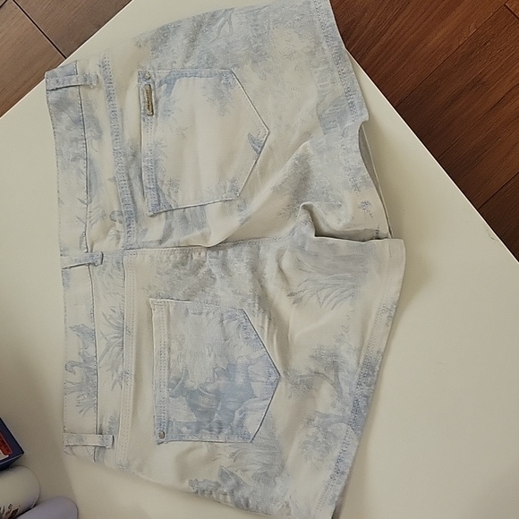 Zara jeans shorts with prints - Picture 2 of 3